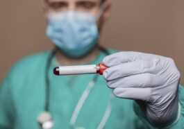 Des Essais Cliniques Britanniques Transfusent Deux Personnes Avec Du Sang