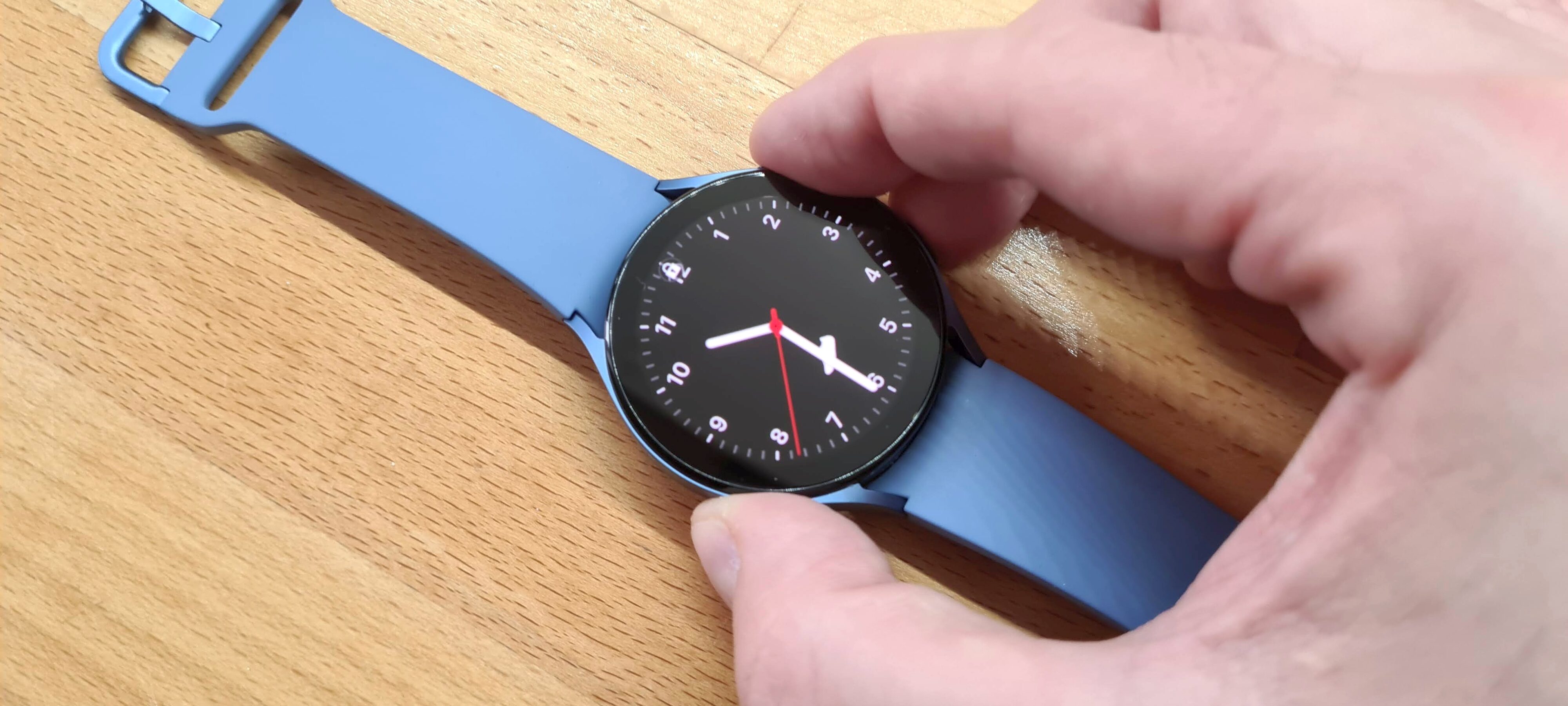 Appuyez sur les deux boutons en même temps et la montre prendra la capture d'écran.  (Photo: Sven Wernicke)