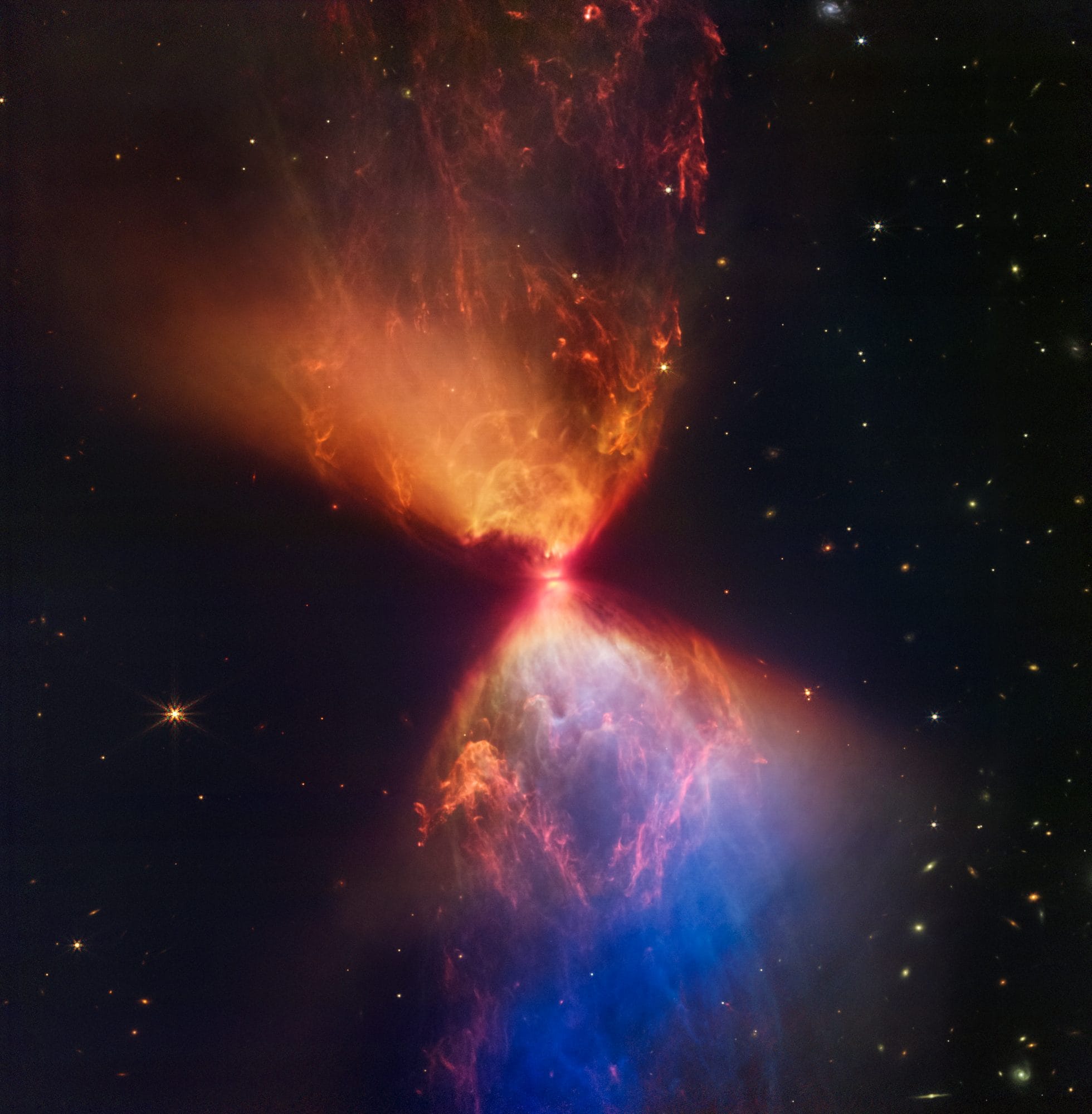 Une étoile naissante dessine un magnifique sablier coloré dans l'espace : le cliché de James Webb 3 1668701709 25 Une etoile naissante dessine un magnifique sablier colore dans lespace