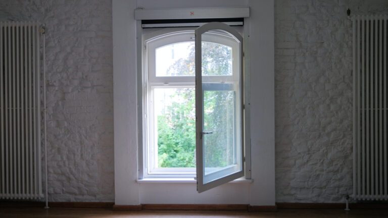 Économisez de l'énergie avec la lumière : vous pouvez le faire 6 Des fenêtres propres apportent plus de lumière dans la maison. (Photo : Sebastian Herrmann/Unsplash)