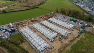 Le plus grand système de stockage de batterie d'Europe est mis en ligne quatre mois plus tôt 1 Le Plus Grand Système De Stockage De Batterie D'europe Est