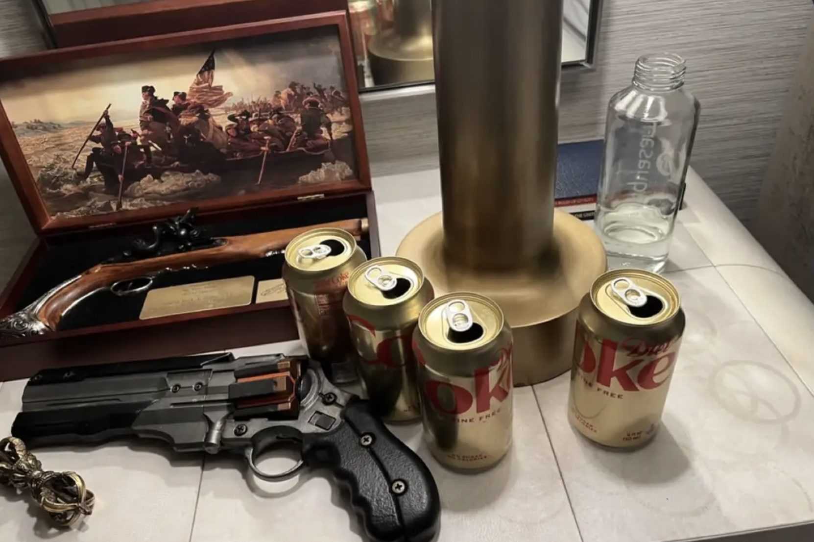 Qu'y a-t-il sur la table de chevet d'Elon Musk ? La photo avec des fusils et des canettes de Coca Cola 57 Qu'y A T Il Sur La Table De Chevet D'elon Musk ?