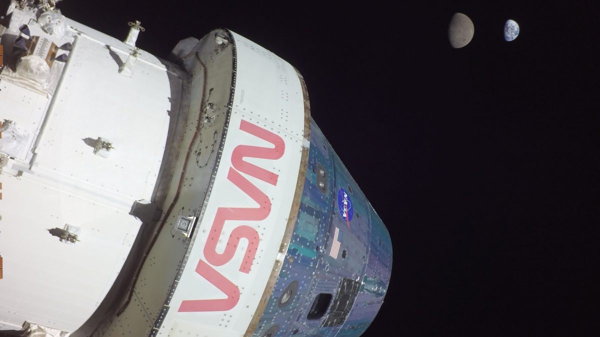 La Lune et la Terre côte à côte, dans une magnifique image prise par le vaisseau spatial Orion 2 La navette Orion, la Lune et la Terre. Crédit : NASA