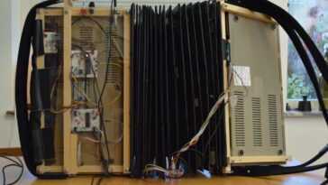 Le Commodordion est un accordéon Frankenstein composé de C-64 et de disquettes 5,5 8 Le Commodordion Est Un Accordéon Frankenstein Composé De C 64 Et