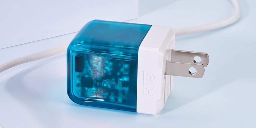 Les nouveaux chargeurs rétro USB-C 30 W de Case-Mate sont disponibles en quatre couleurs translucides inspirées de l'iMac G3 3 un gros plan d'une boîte