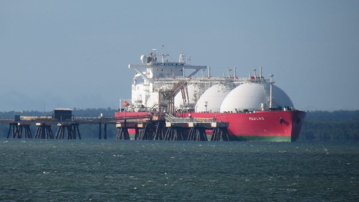 Parce que le gaz naturel liquéfié (GNL) émet dix fois plus de CO2 que les gazoducs 2 Un méthanier. Crédit : wikipédia