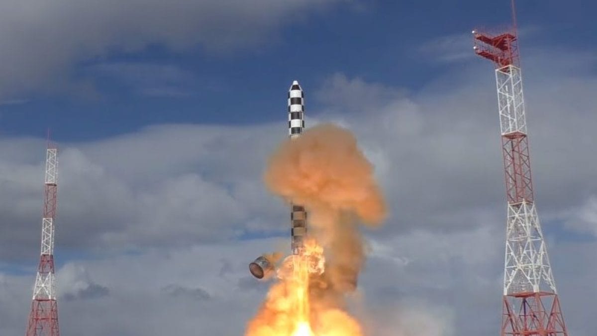 Qu'est-ce que Satan 2, le missile nucléaire hypersonique que Poutine veut tester d'ici la fin de l'année 2 Le test d'éjection du Sarmat ICBM au cosmodrome de Plesetsk / Source : ministère russe de la Défense