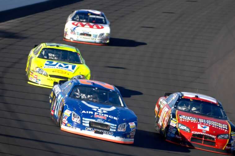 Un driver NASCAR accède au championnat grâce à une astuce qu'il a apprise dans un jeu vidéo de 2005 1 Un Driver Nascar Accède Au Championnat Grâce à Une Astuce