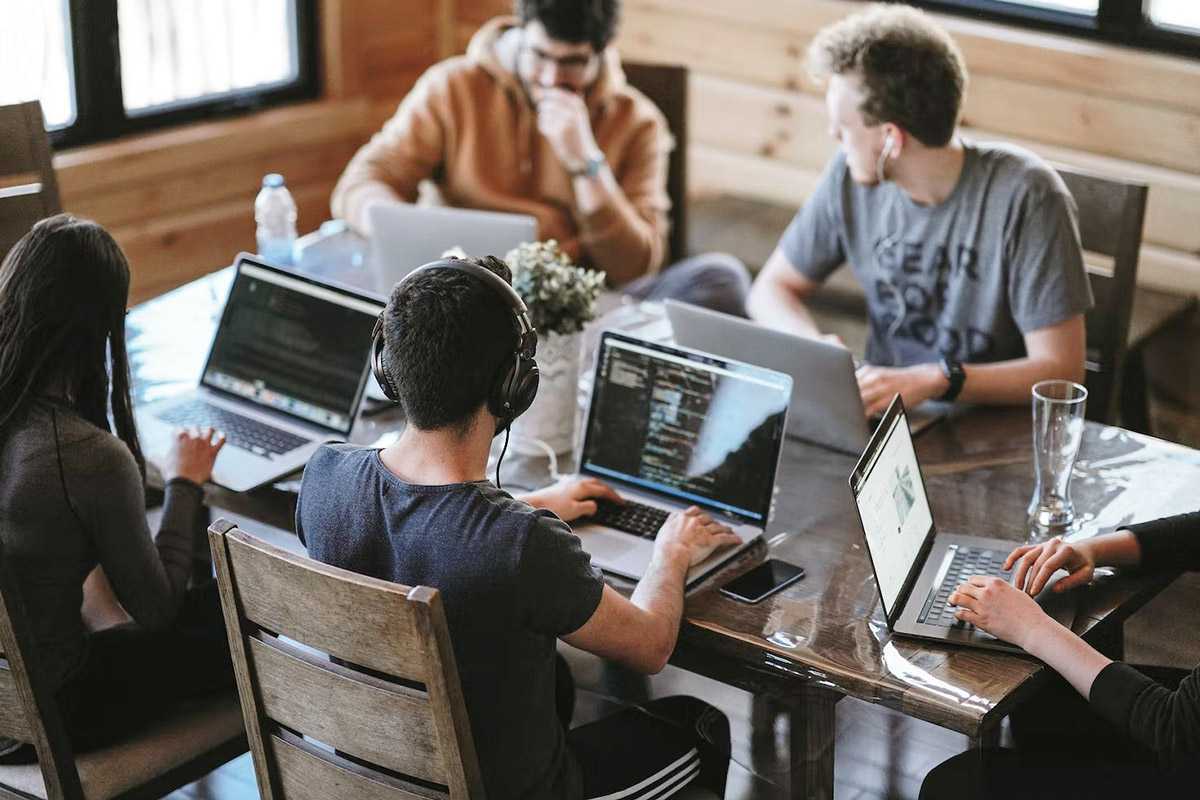 Des outils pour intégrer les employés d'entreprise à une communication saine 2 Communication Entreprise Réunion Collègue