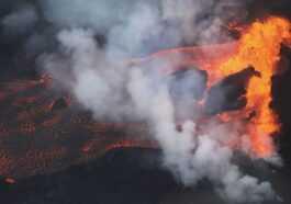 Deux Volcans Entrent En éruption Simultanément à Hawaï, Ce Qui