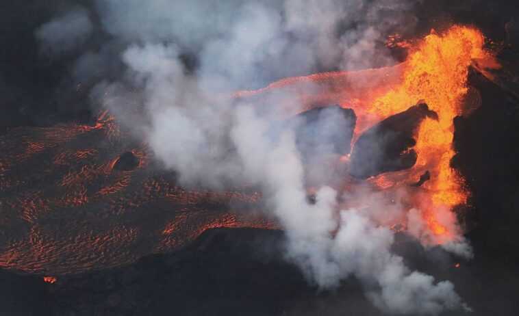 Deux volcans entrent en éruption simultanément à Hawaï, ce qui n'était pas arrivé depuis 38 ans : "Événement sacré" 1 Deux Volcans Entrent En éruption Simultanément à Hawaï, Ce Qui