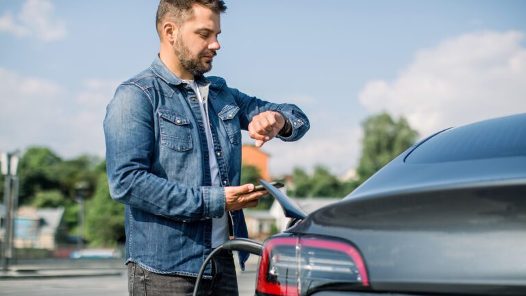 Recharge (rapide) des voitures électriques sans boîtier mural : voici vos options 6 l'homme charge lentement sa voiture électrique