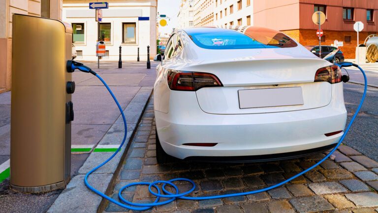 Recharge (rapide) des voitures électriques sans boîtier mural : voici vos options 4 borne de recharge publique avec voiture à vienne