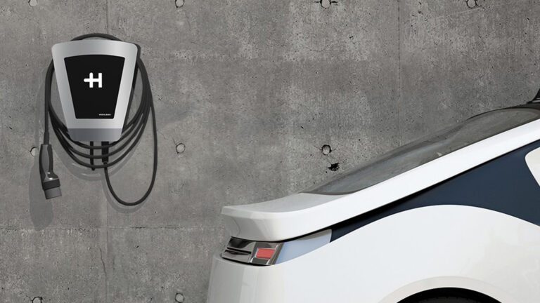 Recharge (rapide) des voitures électriques sans boîtier mural : voici vos options 5 boîtier mural dans garage avec voiture
