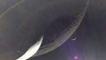 Une faucille de la Terre se lève devant la face cachée de la Lune : une vue époustouflante d'Orion 4 Une Faucille De La Terre Se Lève Devant La Face