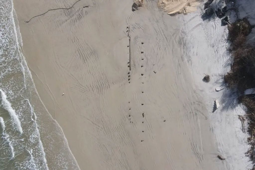 "Voici ce qui est caché dans le sable": résolu le mystère de l'objet refait surface en Floride 4 La longue ligne de bois flotté qui sort du sable / Daytona Beach Shores
