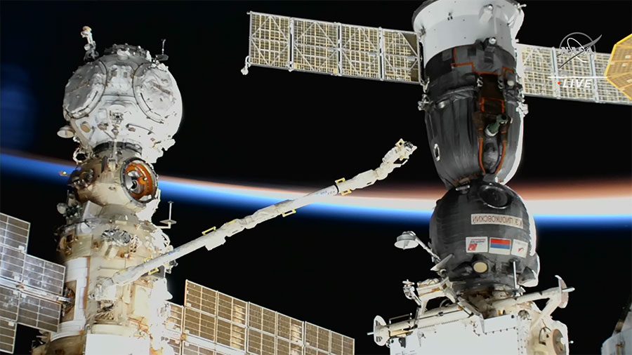 Problèmes sur l'ISS avec le vaisseau spatial russe Soyouz, la sortie dans l'espace annulée 3 Le bras robotique européen contrôlé par la cosmonaute Anna Kikina observe le vaisseau spatial Soyouz MS-22 après la détection d'une fuite / NASA