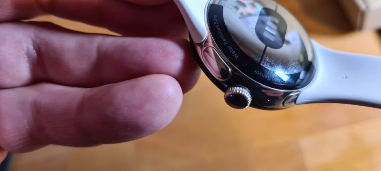 Attention : N'appuyez pas sur le gros bouton !  Avec cela, le bracelet ne se détache pas.