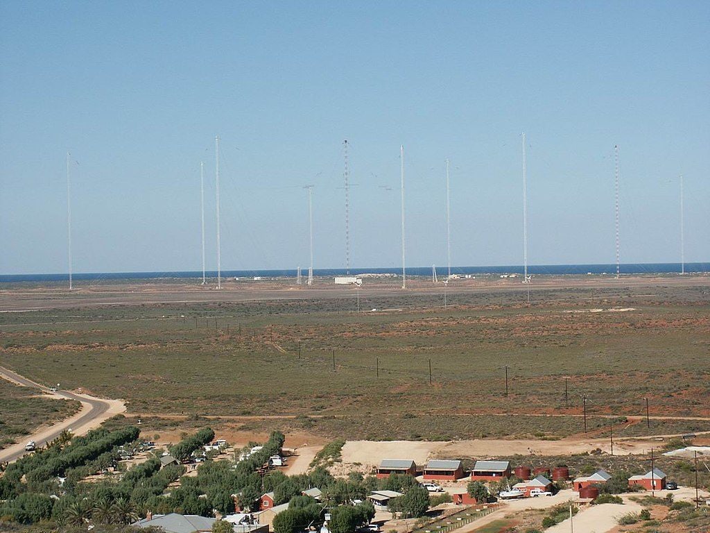 Quelle est cette énorme structure hexagonale en Australie visible depuis l'espace 4 Les tours vues de côté. Crédit : wikipédia