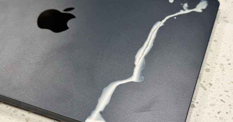 Bah, farceur ! La finition de minuit de MacBook Air n'était pas à la hauteur d'une table de hockey sur air jouet 1 Bah, farceur ! La finition de minuit de MacBook Air n'était pas à la hauteur d'une table de hockey sur air jouet
