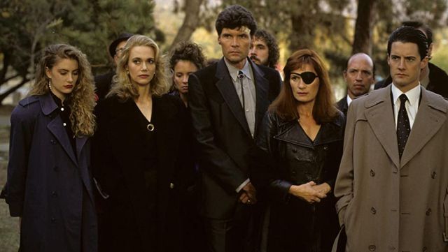 Angelo Badalamenti est parti, mais son héritage à Twin Peaks est éternel : 5 raisons de le voir 2 Twin Peaks David Lynch où voir Twin Peaks Dale Cooper Red Room Horror Series Netflix HBO Amazon Prime Video Twin Peaks Saison 3 Blu-ray Deadly Premonition Swery Greenvale Francis York Morgan Emily Thomas Sheriff Laura Palmer Black Lodge Green Yard Hotel Twin Peaks nain