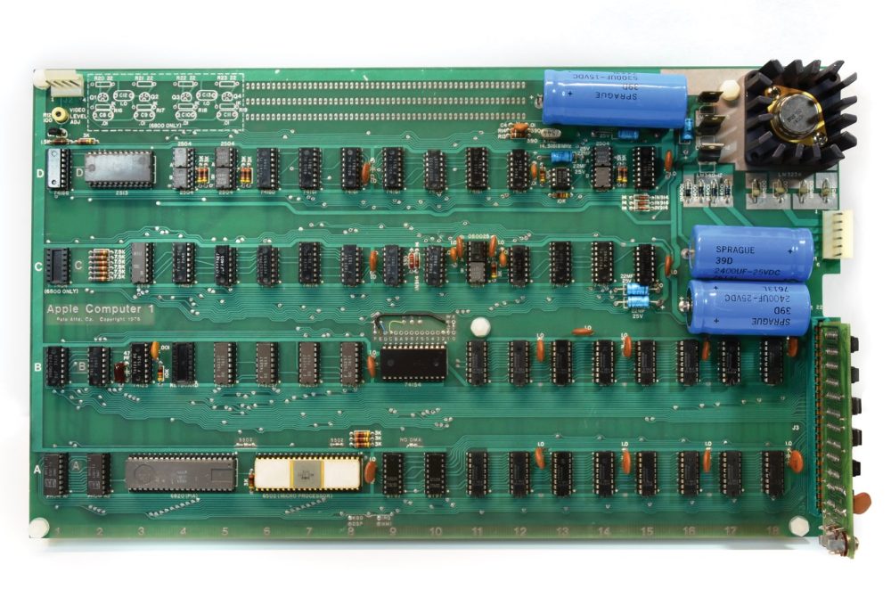 Apple-1 hand-numbered by Steve Jobs up for auction alongside Tim Cook-signed football Apple 1 numerote a la main par Steve Jobs mis