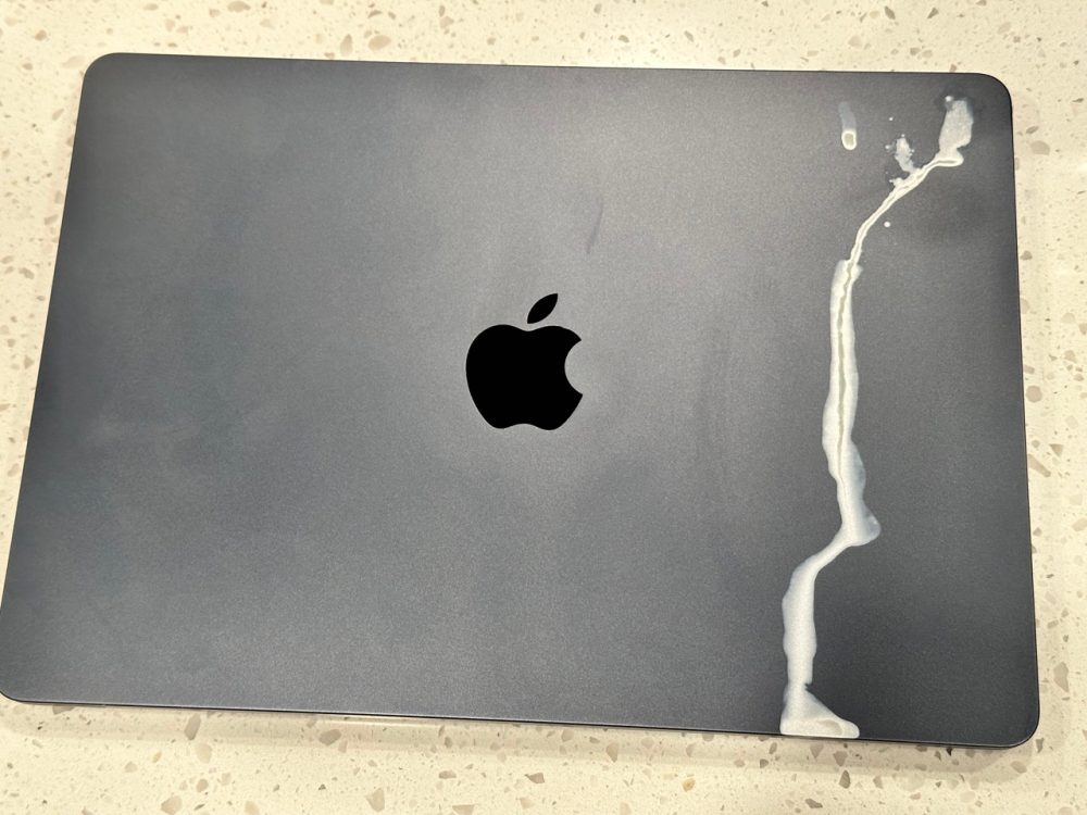 Bah, humbug! MacBook Air's midnight finish was no match for a toy air hockey table Bah farceur La finition de minuit de MacBook Air