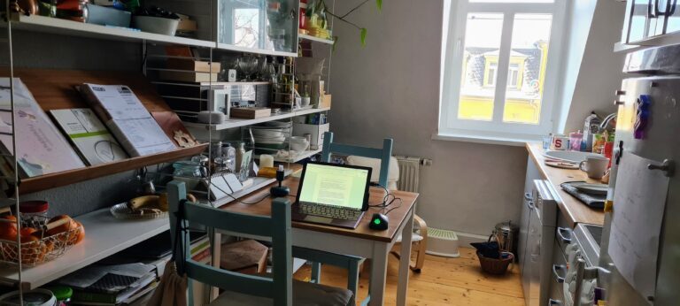 Bureau à domicile, automatisation, truismes : voici comment j'économise de l'énergie cet hiver 2 Pas de blague : je nettoie généralement la cuisine pendant la pause déjeuner. Ici sur la photo c'est encore le matin... (Photo: Sven Wernicke)