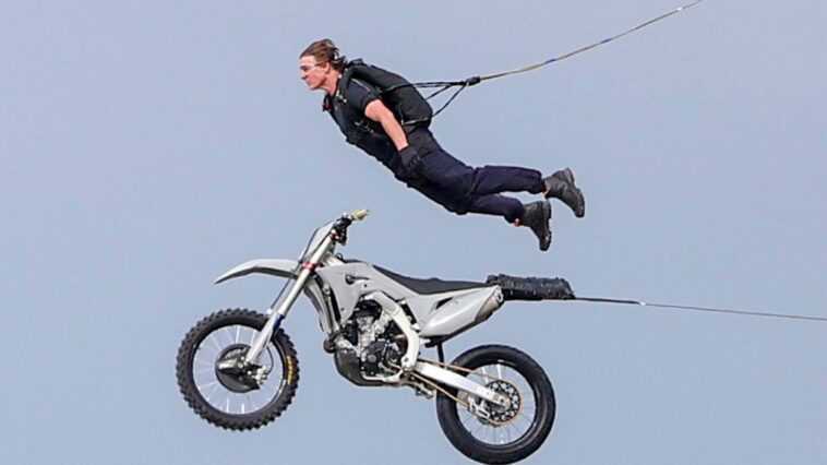 Il a 60 ans, mais Tom Cruise a récidivé : ils filtrent son saut dans le vide sur le tournage de Mission Impossible 7 1 Il A 60 Ans, Mais Tom Cruise A Récidivé :