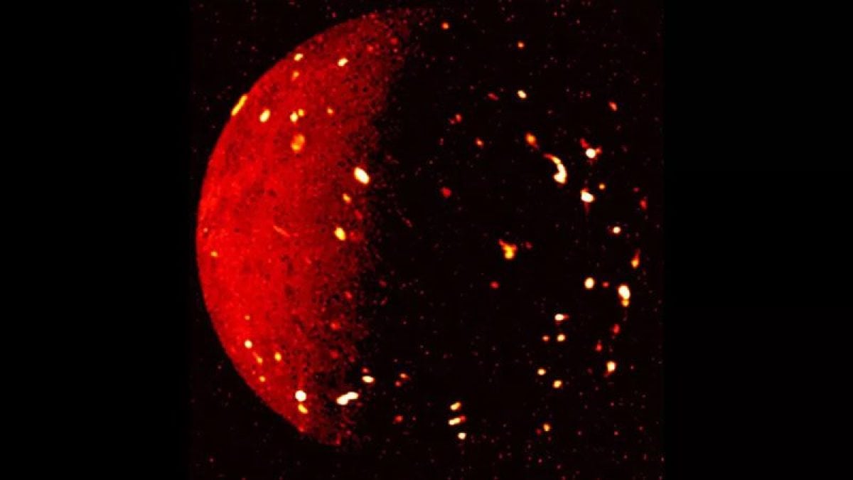La lave incandescente sur la lune de Jupiter donne un spectacle spatial jamais vu auparavant 2 La surface volcanique d'Io, la plus profonde des quatre lunes majeures de Jupiter, capturée en infrarouge par l'imageur JIRAM (Jovian Infrared Auroral Mapper) du vaisseau spatial Juno / NASA/JPL–Caltech/SwRI/ASI/INAF/JIRAM