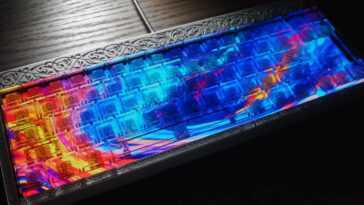 La version maîtresse est un clavier mécanique avec un affichage haute résolution sous des touches transparentes 24 La Version Maîtresse Est Un Clavier Mécanique Avec Un Affichage