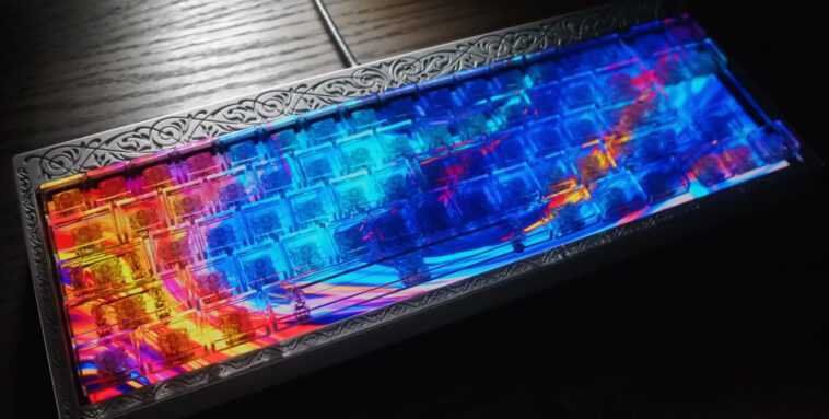 La version maîtresse est un clavier mécanique avec un affichage haute résolution sous des touches transparentes 1 La Version Maîtresse Est Un Clavier Mécanique Avec Un Affichage