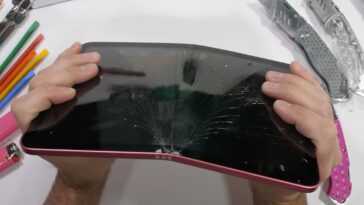 Regardez l'iPad d'Apple de 10e génération soumis à des tests de brûlure, de pliage et de rayure 6 Regardez L'ipad D'apple De 10e Génération Soumis à Des Tests