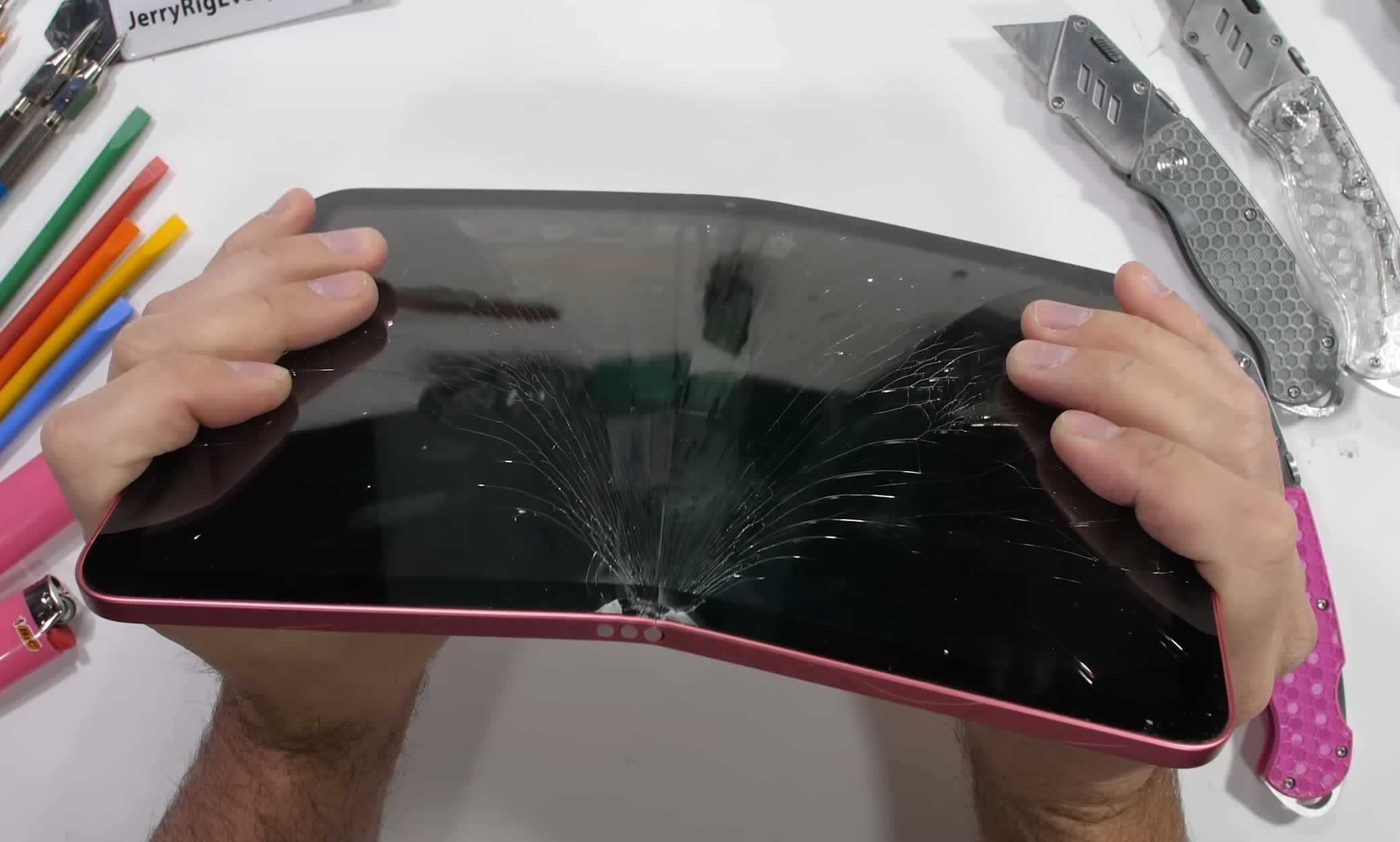Regardez l'iPad d'Apple de 10e génération soumis à des tests de brûlure, de pliage et de rayure 2 Regardez liPad dApple de 10e generation soumis a des tests