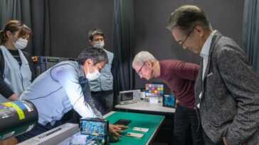 Tim Cook au Japon: fait l'éloge des capteurs d'appareil photo Sony, avant les rumeurs d'améliorations de l'iPhone 15 4 Tim Cook au Japon: fait l'éloge des capteurs d'appareil photo Sony, avant les rumeurs d'améliorations de l'iPhone 15