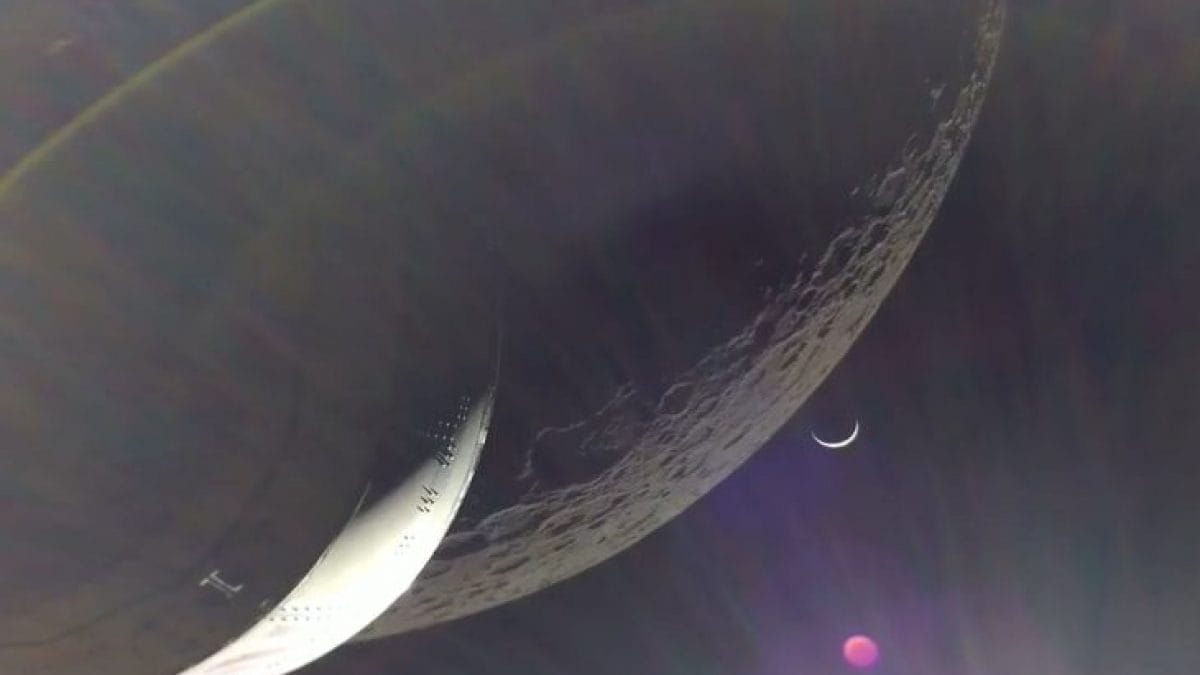 Une faucille de la Terre se lève devant la face cachée de la Lune : une vue époustouflante d'Orion 2 Crédit : NASA