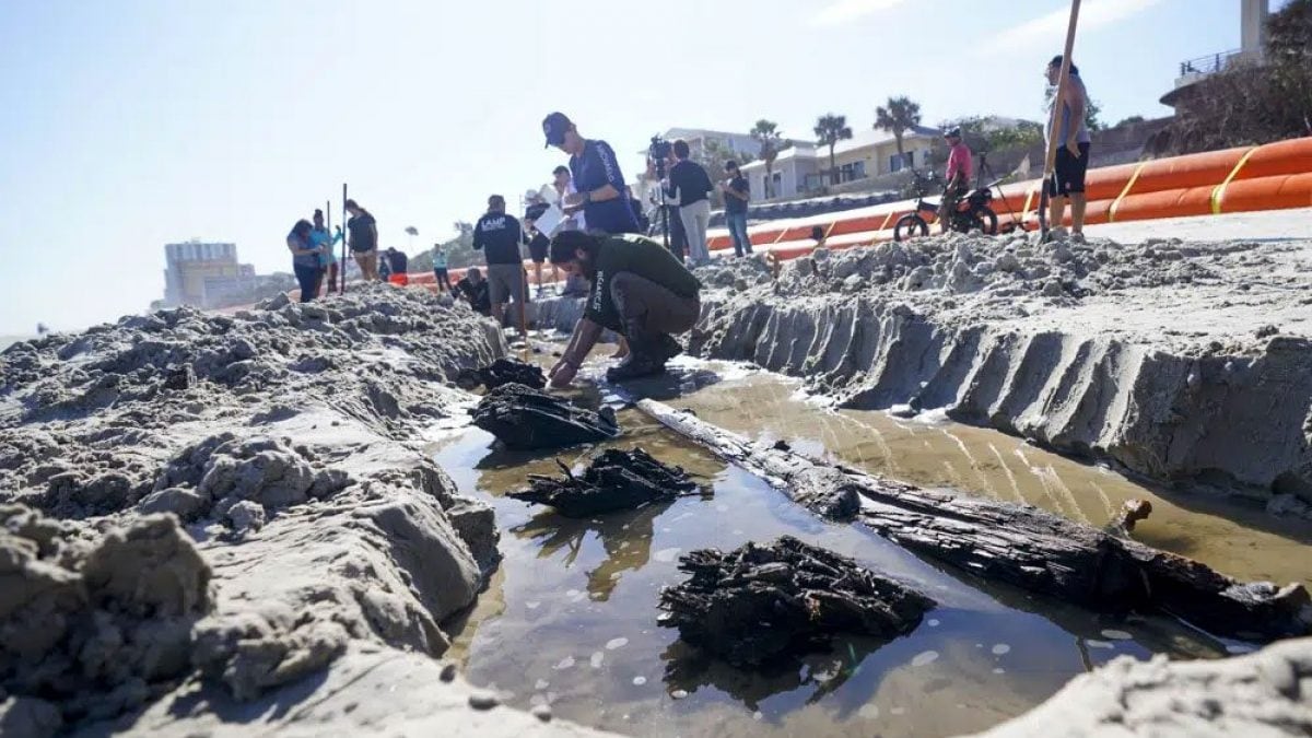 "Voici ce qui est caché dans le sable": résolu le mystère de l'objet refait surface en Floride 2 Des archéologues travaillent à déterrer une épave sortie du sable à Daytona Beach Shores, en Floride / AP