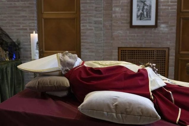 Qu'est-ce que la thanatopraxie, la technique utilisée pour embaumer le pape Benoît XVI et Pelé 3 1672660638 33 Quest ce que la thanatopraxie la technique utilisee pour embaumer le