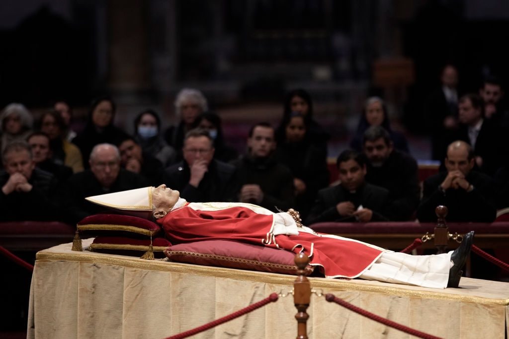 Qu'est-ce que la thanatopraxie, la technique utilisée pour embaumer le pape Benoît XVI et Pelé 4 1672660638 737 Quest ce que la thanatopraxie la technique utilisee pour embaumer le