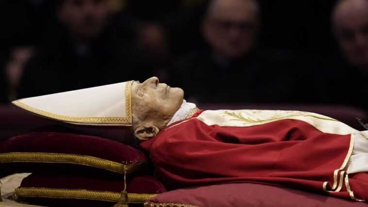 Qu'est-ce que la thanatopraxie, la technique utilisée pour embaumer le pape Benoît XVI et Pelé 1 Qu'est Ce Que La Thanatopraxie, La Technique Utilisée Pour Embaumer Le
