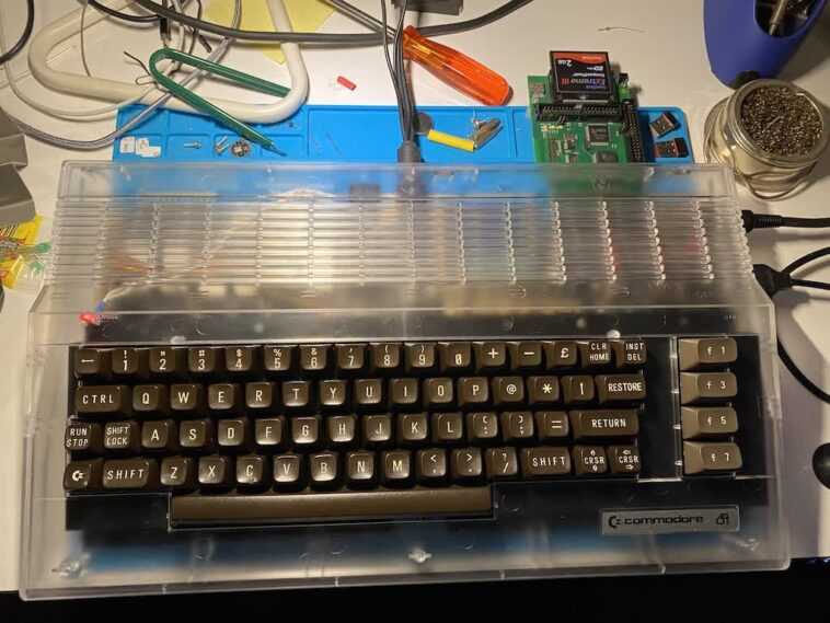Quelqu'un a construit un Commodore 64 à partir de versions principalement neuves 1 Quelqu'un A Construit Un Commodore 64 à Partir De Versions