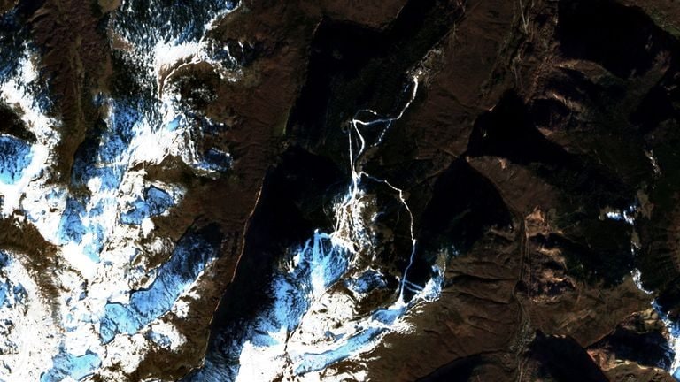 Les impressionnantes images satellites du manque de neige dans les stations de ski d'Europe 4 image satellite d'Ax 3 Domaines dans les Pyrénées dans le sud-ouest de la France, 28 décembre 2022 / Photo : Sentinel