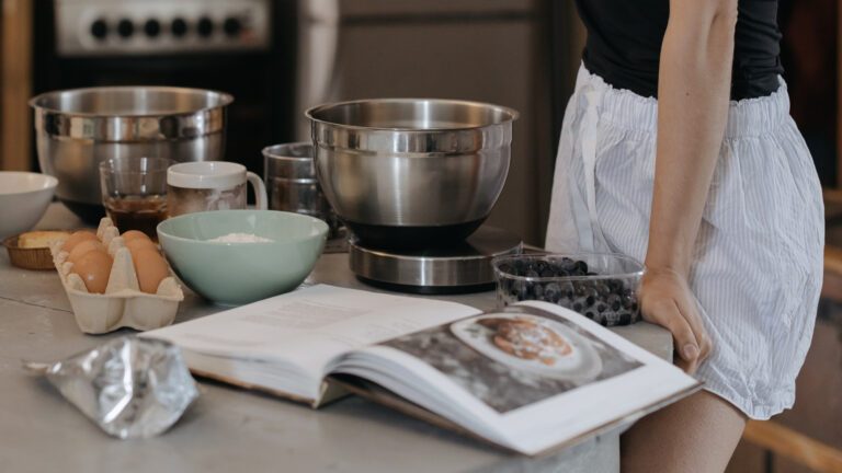 Femme avec livre de recettes Femme avec livre de recettes