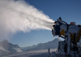 Recouvrir les pistes de neige artificielle a un énorme impact environnemental : la consommation des grandes villes