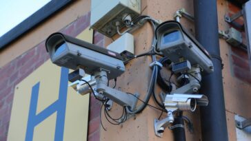 Les chercheurs démontrent un système amélioré qui "voit" les humains à travers les murs en utilisant des signaux Wi-Fi 12 Researchers demonstrate improved system that sees humans through walls using Wi-Fi signals