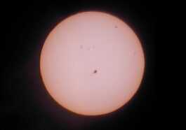 Une énorme tache solaire est apparue sur le Soleil, quatre fois la taille de la Terre : la vidéo spectaculaire