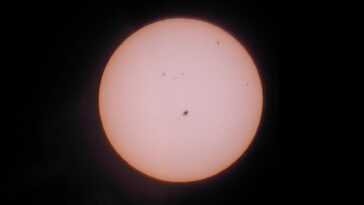 Une énorme tache solaire est apparue sur le Soleil, quatre fois la taille de la Terre : la vidéo spectaculaire
