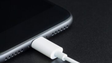 Alerte d'Apple : les risques de charger votre iPhone pendant votre sommeil 8 Apple’s Alert: The Risks of Charging Your iPhone While You Sleep