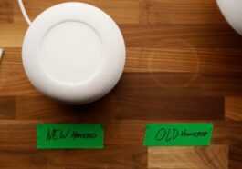 HomePod 2 laisse toujours une impression durable sur les surfaces en bois, mais le câble d'alimentation est facilement remplaçable