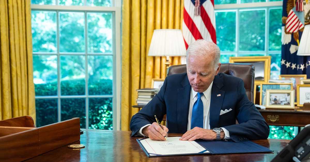 Biden cible Apple dans un éditorial sur la réglementation Big Tech et le besoin d'une concurrence améliorée